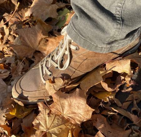 Schuhe auf Herbstlaub 